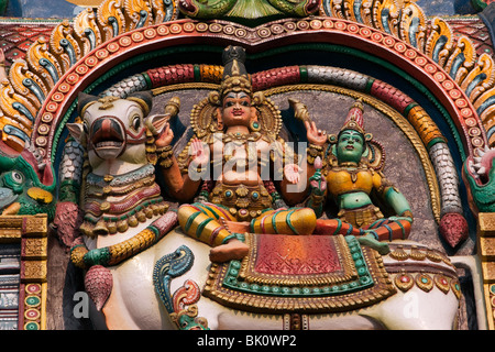 India, nello Stato del Tamil Nadu, Madurai, Sri Meenakshi Temple, restaurato recentemente west gopuram, Shiva e parvati su nandi bull Foto Stock