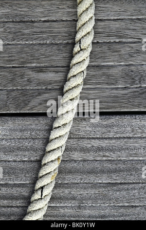 Marino grigio corda invecchiato in legno di teak, sfondo Foto Stock