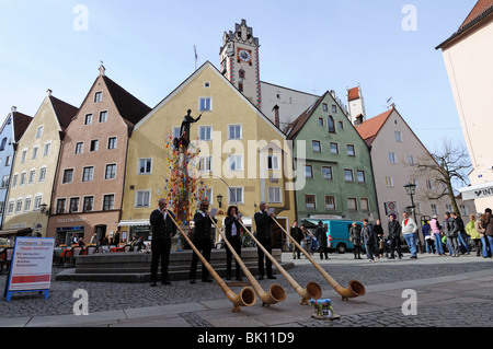 Alphorn giocatori al marketplace a Füssen, Baviera Germania Foto Stock