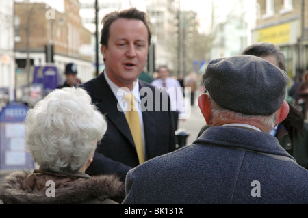 David Cameron prende un aborigeno in Uxbridge Foto Stock