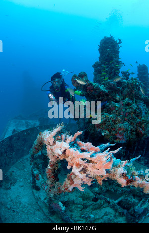 Scuba Diver su Spiegel Grove naufragio, Key Largo, Florida, in Florida Keys National Marine Sanctuary. Foto Stock