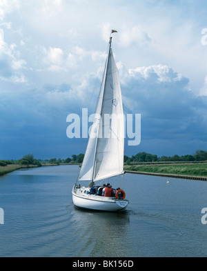 Sulla vela il Parco Nazionale Broads del Norfolk, Inghilterra Foto Stock