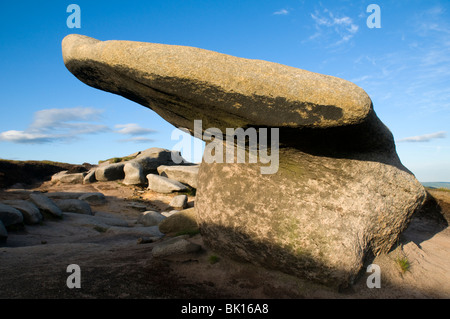 Vento scolpiti graniglia di macina affioramenti di roccia su Kinder Scout, sopra Edale, Peak District, Derbyshire, in Inghilterra, Regno Unito Foto Stock