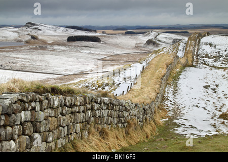 Veduta invernale del Muro di Adriano, tra falesia Lough e Howsteads, in Northumberland, Inghilterra Foto Stock
