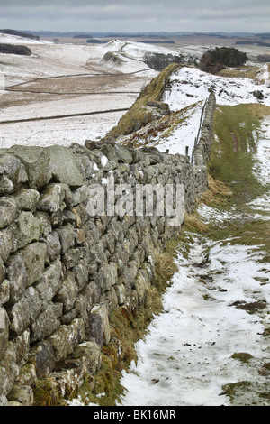 Veduta invernale del Muro di Adriano, tra falesia Lough e Howsteads, in Northumberland, Inghilterra Foto Stock