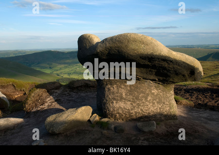 Vento scolpiti graniglia di macina affioramenti di roccia su Kinder Scout, sopra Edale, Peak District, Derbyshire, in Inghilterra, Regno Unito Foto Stock