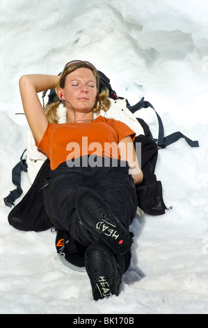 La donna a prendere il sole nella neve Foto Stock