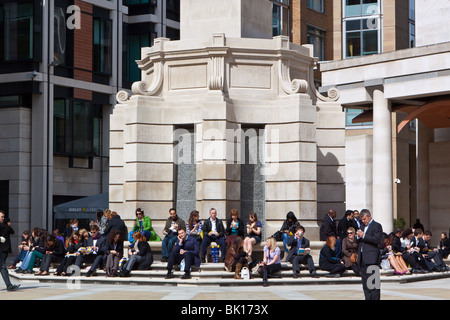 Ufficio città di lavoratori godendo il sole primaverile in Paternoster square, accanto al London Stock Exchange Foto Stock