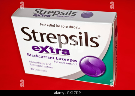 Scatola da 16 Strepsils ribes nero Extra pastiglie per il mal di gola Foto Stock