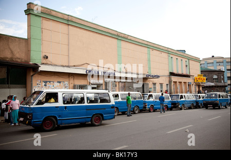 Area Piazza cinema con taxi autobus, Addis Abeba, Etiopia Foto Stock