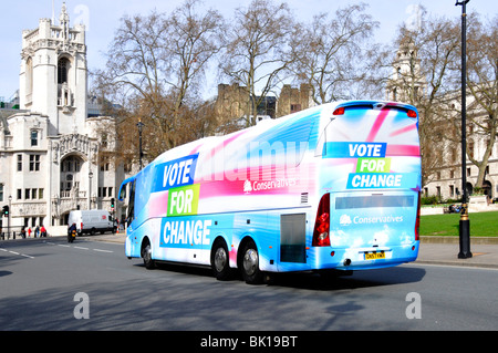 I conservatori 2010 campagna elettorale bus in Londra Foto Stock