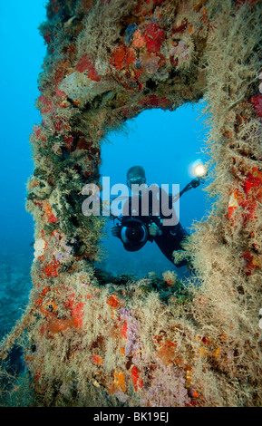 Scuba Diver su Spiegel Grove naufragio, Key Largo, Florida, in Florida Keys National Marine Sanctuary. Foto Stock