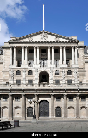 Città di Londra Bank of England porte chiuse con le sue tranquille strade di domenica Threadneedle Street City di Londra Inghilterra REGNO UNITO Foto Stock