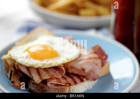 Uova e pancetta panino Foto Stock