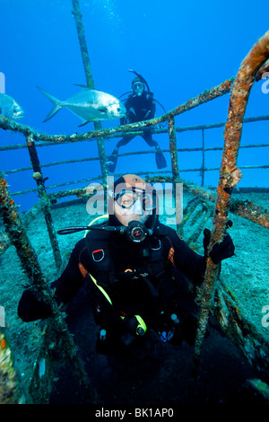 I subacquei sul naufragio Foto Stock