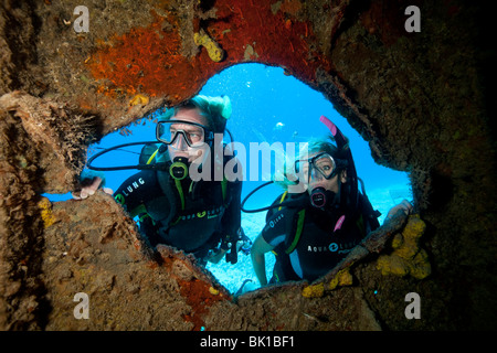 Subacquei sul naufragio Foto Stock