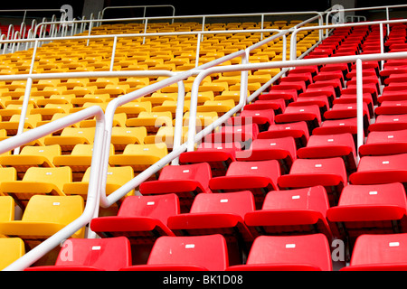 Rosso e giallo sedili stadium Foto Stock