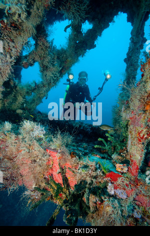 Scuba Diver su Spiegel Grove naufragio, Key Largo, Florida, in Florida Keys National Marine Sanctuary. Foto Stock