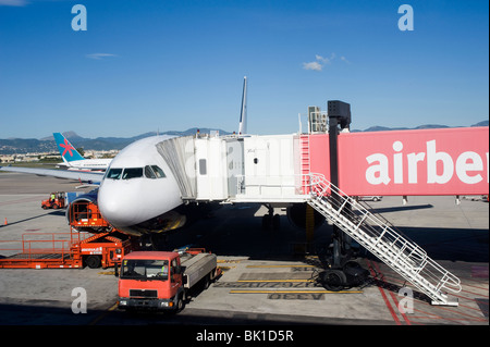 In aereo in attesa all'aeroporto di Palma per i passeggeri a bordo. Foto Stock