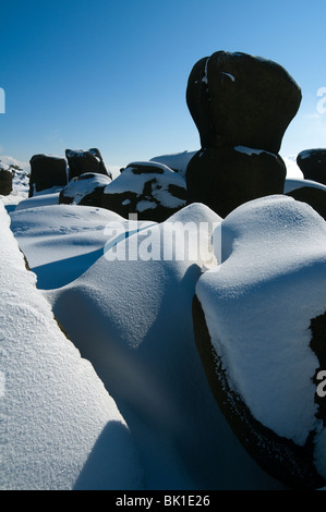 Vento neve scolpita e rocce, a rocce Woolpacks su Kinder Scout altopiano, sopra Edale, Peak District, Derbyshire, England, Regno Unito Foto Stock
