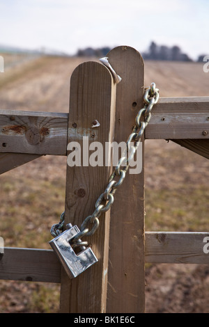 Cancello con un lucchetto di grandi dimensioni, Hampshire, Inghilterra. Foto Stock