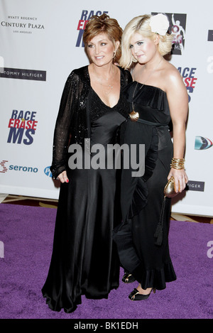 SHARON OSBOURNE Kelly Osbourne 13esima gara ERASE MS GALA CENTURY CITY LOS ANGELES USA 12 Maggio 2006 Foto Stock