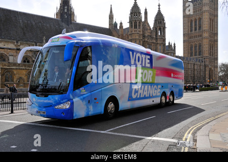 Politics on Streets of London at Houses of Parliament Conservators Political Party 2010 - autobus per la campagna elettorale a Westminster Inghilterra Gran Bretagna Regno Unito Foto Stock