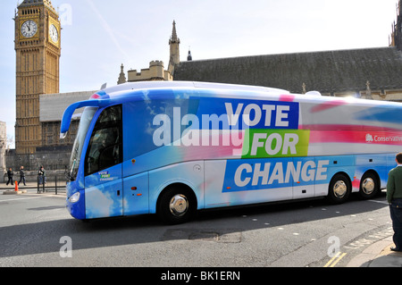 Partito politico conservatore 2010 campagna elettorale bus in Piazza del Parlamento al di fuori del Parlamento Westminster Londra Inghilterra Regno Unito Foto Stock