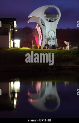 Una vista notturna di Falkirk Wheel relected nel canale di Forth e Clyde, tra Glasgow e Edimburgo in Scozia centrale Foto Stock