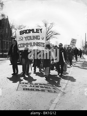 I membri di Bromley giovani comunisti che portano un CND dimostrazione, Horley, Surrey, c1964-1970. Foto Stock