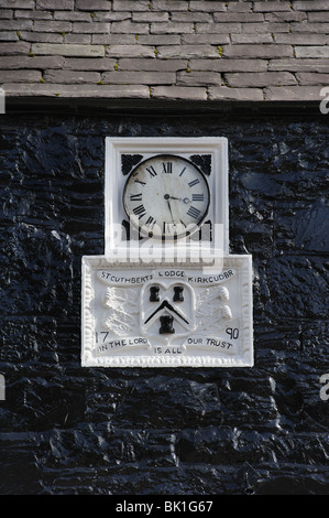 Segno e orologio Masonic sul pub Masonic Arms, Kirkcudbright, Scozia Foto Stock