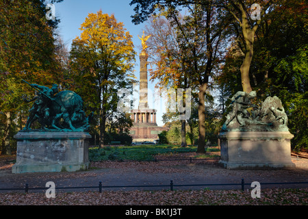 La caccia in bronzo statue davanti alla Siegessaeule, la colonna della vittoria, Grosser Tiergarten di Berlino, Germania, Europa Foto Stock