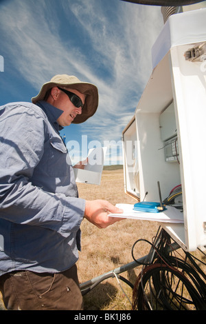 Uno scienziato da Sydney University studiando C02 scambio tra suolo e atmosfera in montagne innevate. Foto Stock