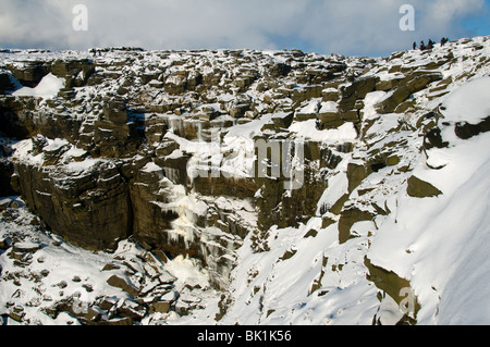 Kinder rovina in inverno Kinder Scout, vicino Hayfield, Peak District, Derbyshire, England, Regno Unito Foto Stock