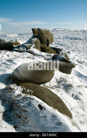 Vento macina scolpita graniglia rocce sulla Kinder Scout altopiano, sopra Edale, Peak District, Derbyshire, England, Regno Unito Foto Stock