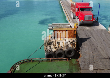 Gateway dei caraibi traghetto con red Carrello prossimi a bordo della barca Foto Stock