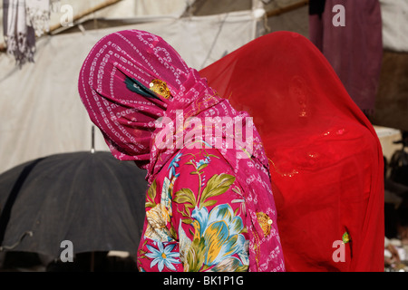 Womens del Rajasthan la faccia coperta a Pushkar fair, India. Foto Stock