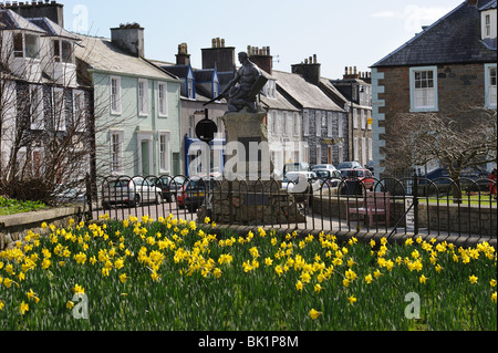 Case a schiera color pastello su Castle Street, Kirkcudbright, Dumfries e Galloway, Scozia. Il War Memorial Center Foto Stock