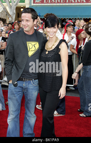 ROSS MCCALL & Jennifer Love Hewitt Pirati dei Caraibi: DEAD MANS PETTO Premiere mondiale a DISNEYLAND LOS ANGELES STATI UNITI D'AMERICA 24 Giu Foto Stock