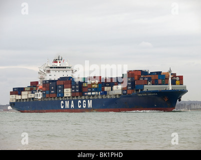 Nave portacontainer CMA CGM Giamaica lasciando Southampton Regno Unito Foto Stock