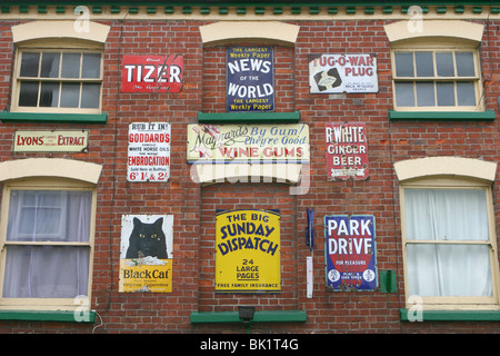 Pubblicità su un edificio, Ross-on-Wye, Herefordshire Foto Stock