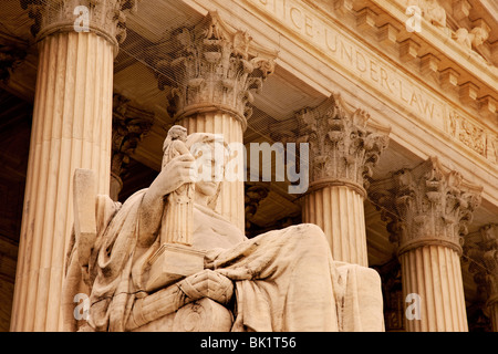 Statua e colonne all'ingresso della Suprema Corte edificio a Washington DC, Stati Uniti d'America Foto Stock