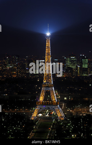 La torre Eiffel di notte, vista dalla Tour Montparnasse Foto Stock