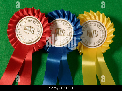 Blu, Giallo e Rosso vincitori rosette. Foto Stock