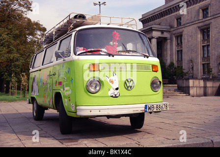 Luminose hippie VW mini bus a Varsavia Foto Stock