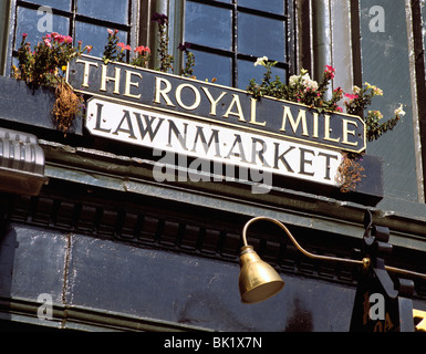 Il nome della strada segno nel Royal Mile di Edimburgo, Scozia Foto Stock