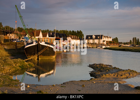 Conyer Creek vicino a Faversham in Kent è un estuario off il Tamigi lungo la costa della contea del Kent settentrionale Foto Stock