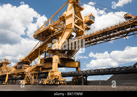 Il carbone di macchine movimento porta a Waratah in Newcastle che è il più grande porto di carbone. Australia. Foto Stock