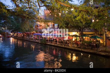 Ristorante sul bordo del fiume al tramonto San Antonio River Walk Texas USA Foto Stock