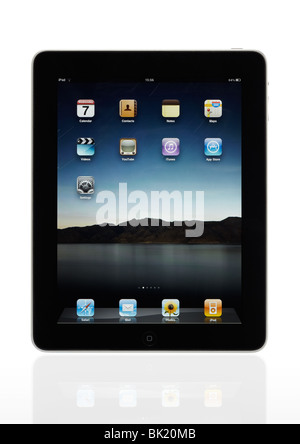 Apple iPad studio shot ritagliata su uno sfondo bianco con la riflessione. Foto Stock